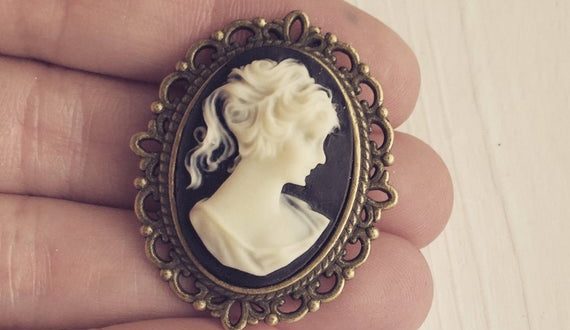 Victorian Lady Cameo Brooch / Small Pin Steampunk Lover Gift | Et