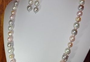 MULTI-COLORED CULTURED PEARL NECKLACE W/EARRIN