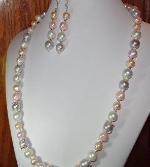 MULTI-COLORED CULTURED PEARL NECKLACE W/EARRIN